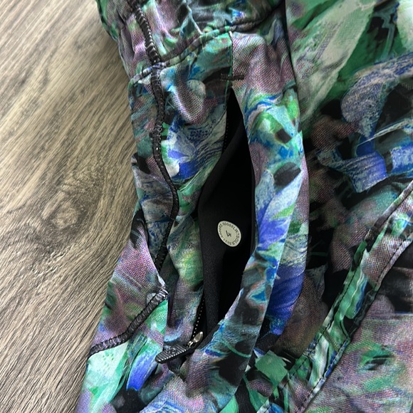 Lululemon shorts - Picture 9 of 11